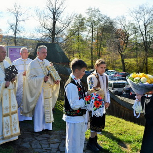 PS Vasile a sfințit clopotele și crucea noii biserici la hramul din Șurdești