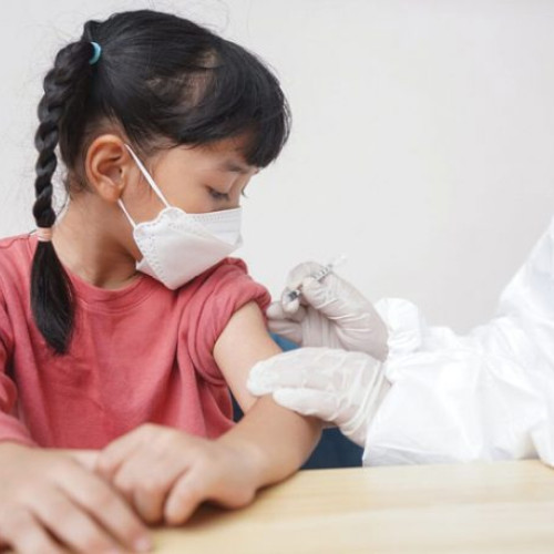 Vaccinarea anti-COVID-19 la copii reduce riscurile majore după infectare, arată un studiu