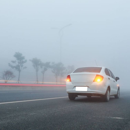 Ceața reduce vizibilitatea pe mai multe autostrăzi și drumuri din România
