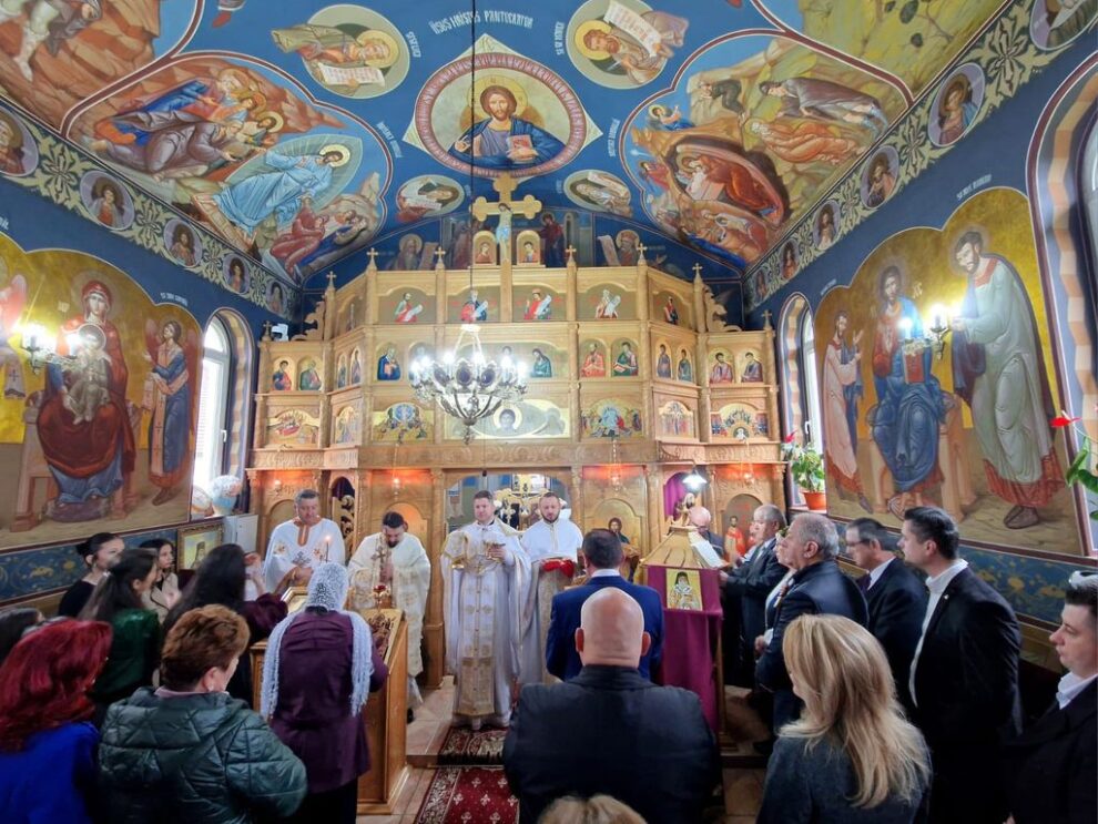 Preotul Ciprian Boroș instalat în biserica Sfinții doctori fără de arginți din Bistrița