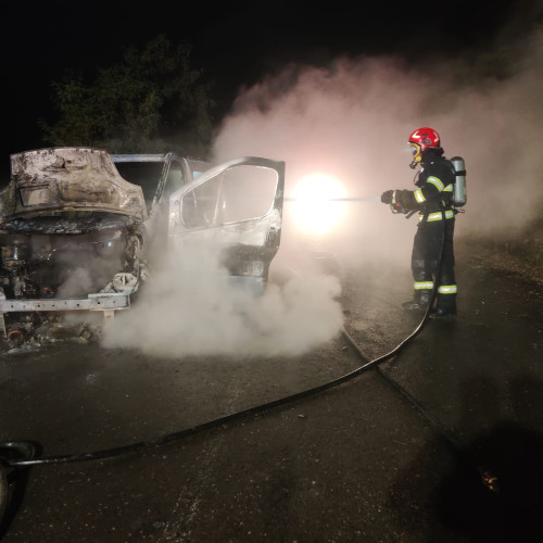 O autoutilitară a ars complet pe DJ 294 între Zahoreni și Manoleasa