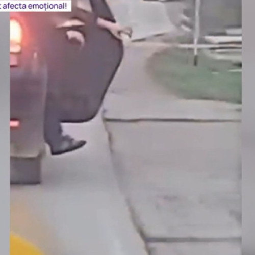 Tânăr de 20 de ani se aruncă din mașină în mers pe drum național din Arad