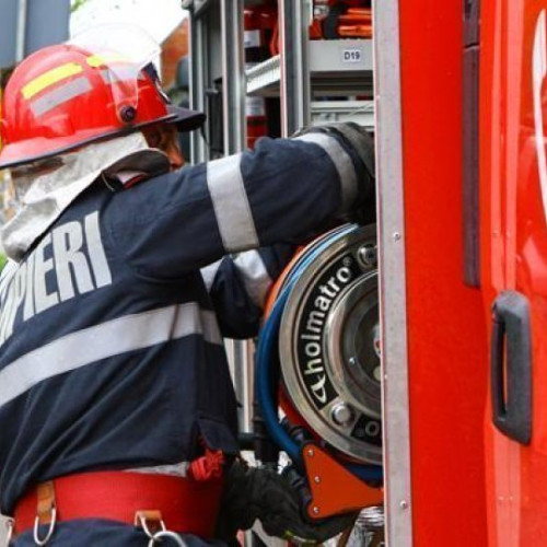 Accident rutier la Piatra-Neamț: mașină a lovit o țeavă de gaz metan