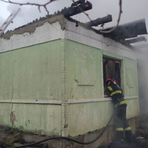 Incendiu la o casă din Lipova, intervenție a pompierilor din Bacău