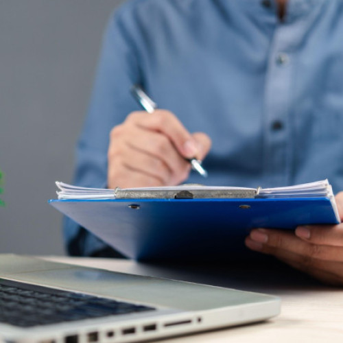 Ministerul Muncii propune prime și subvenții pentru tineri, mame și victime ale violenței