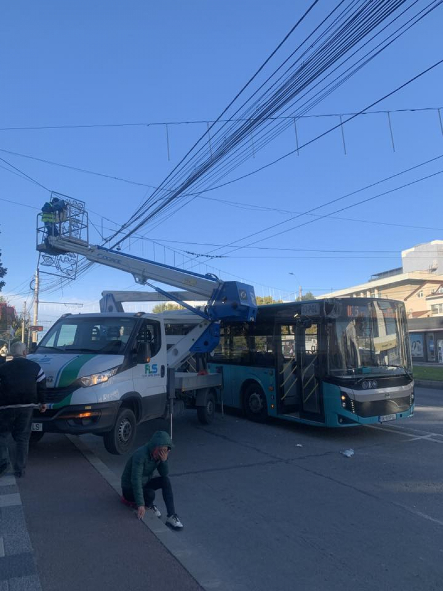 Muncitor mort după un accident la montarea ornamentelor de sărbători pe strada Brăilei