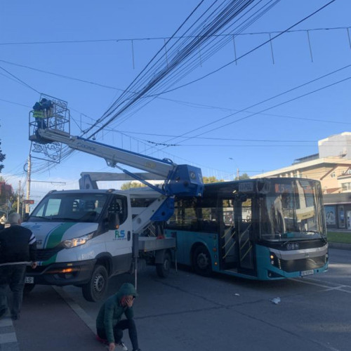 Muncitor mort după un accident la montarea ornamentelor de sărbători pe strada Brăilei