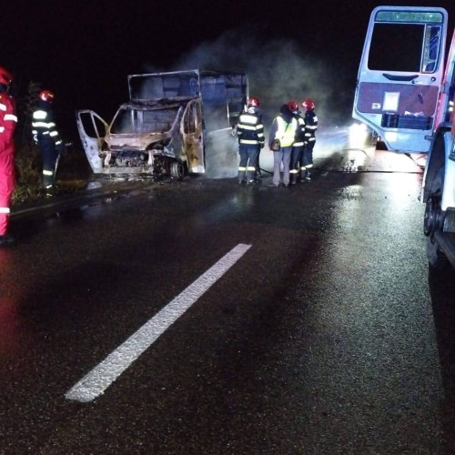 Incendiu la o autoutilitară în mers pe DN2-E85 în Tupilați, nimeni nu a fost rănit