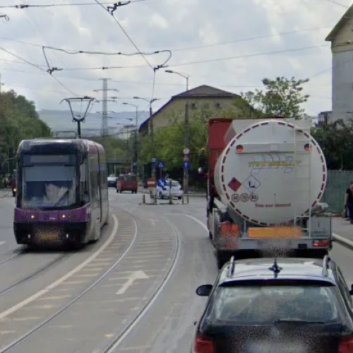 Giratoriul de pe strada Oașului creează ambuteiaje din cauza distribuirii inegale a benzilor