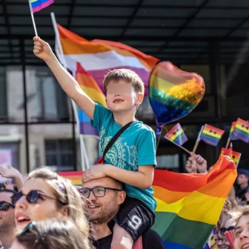 Dezbateri aprinse în Parlamentul European privind autodeterminarea de gen a minorilor