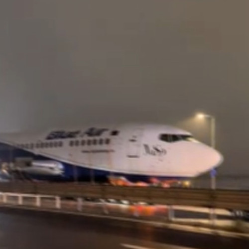 Un avion transportat pe străzile din București a provocat teorii conspirative virale