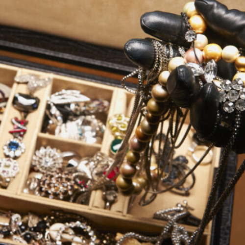 Bijuterii de aur furate în Petrila, recuperate rapid de polițiști