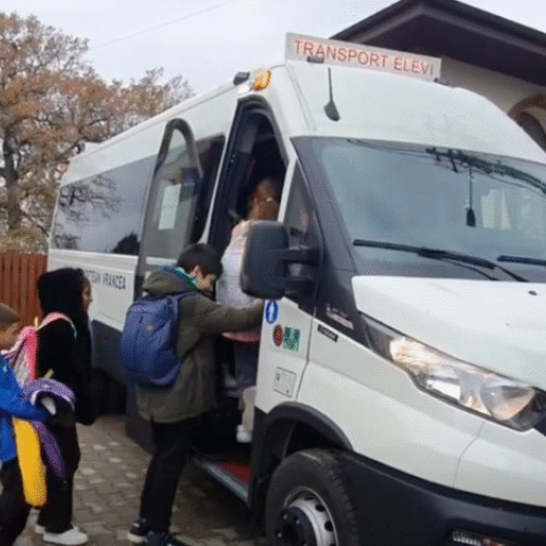 Elevii din Cârligele au călătorit cu primul microbuz școlar electric din comună