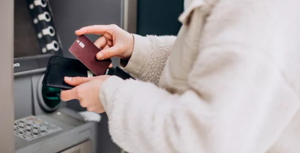 Frauda în sistemul bancar: o tânără din Gorj a furat peste 77.000 lei de la bunica sa