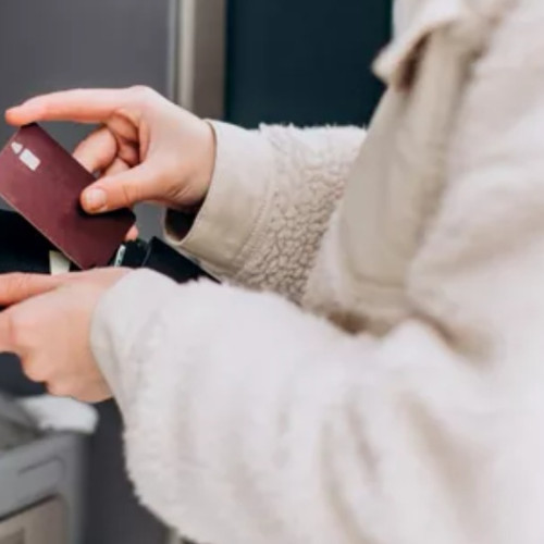 Frauda în sistemul bancar: o tânără din Gorj a furat peste 77.000 lei de la bunica sa