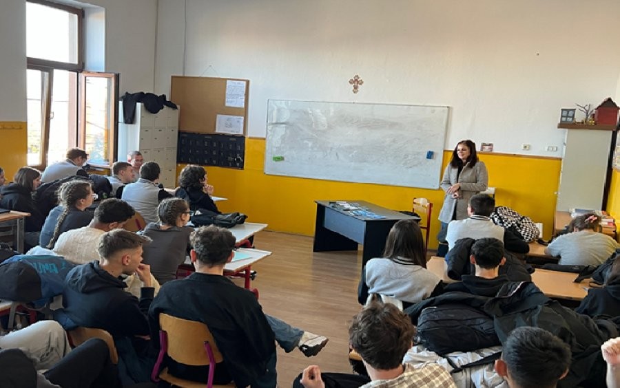 Ofițerii DGA Arad promovează integritatea la Liceul Gheorghe Lazăr din Pecica