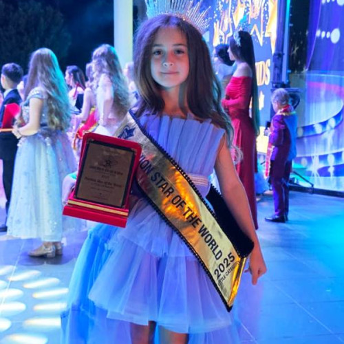 O elevă din Focșani a câștigat titlul „Fashion Star of the World 2025” în Turcia