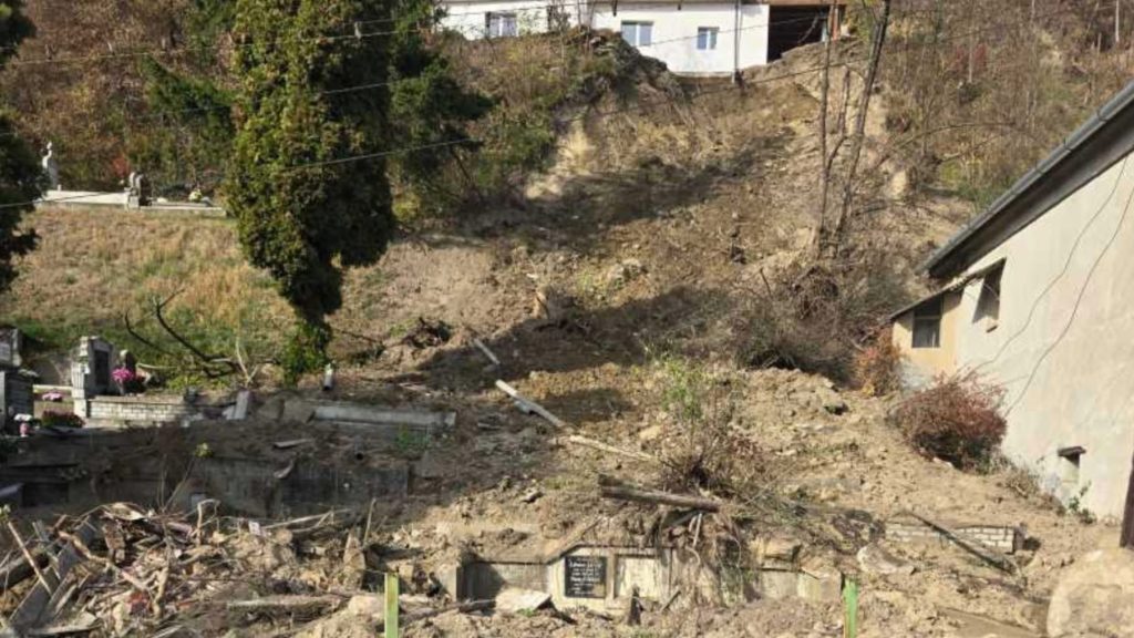 Mai multe morminte avariate în Cimitirul Multiconfesional din Sighișoara după o alunecare de teren