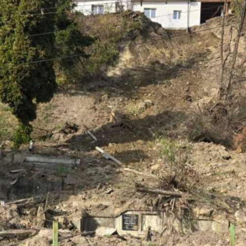 Mai multe morminte avariate în Cimitirul Multiconfesional din Sighișoara după o alunecare de teren