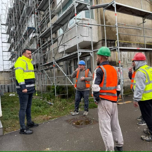 Au început lucrările de izolare energetică la blocul 160B din Moreni