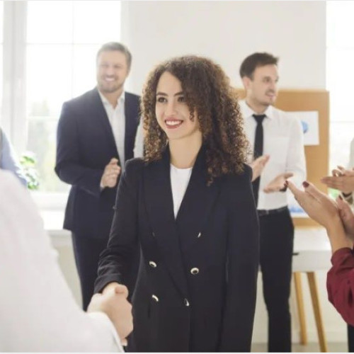 Statul ar putea acorda prime tinerilor care se angajează pentru prima dată