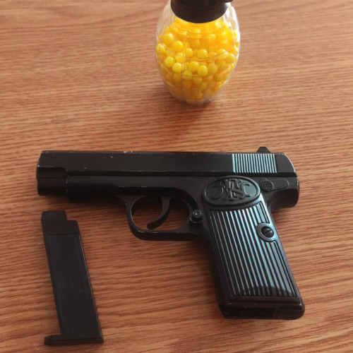 Elev de 14 ani din Cluj-Napoca a adus o armă neautorizată la liceu și a rănit o colegă