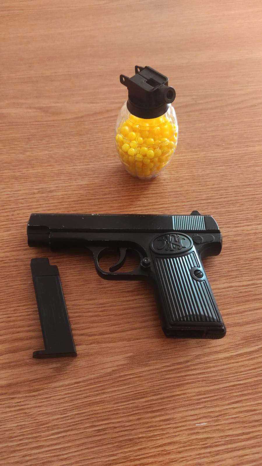 Elev de 14 ani din Cluj-Napoca a adus o armă neautorizată la liceu și a rănit o colegă