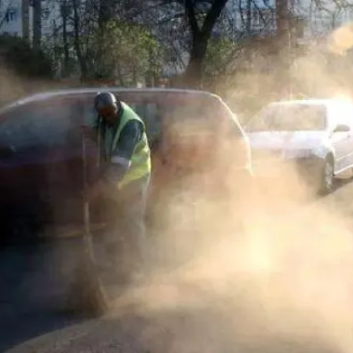 Locuitorii din Cluj-Napoca reclamă noroi pe drumul de pe strada Frunzișului după reluarea șantierului