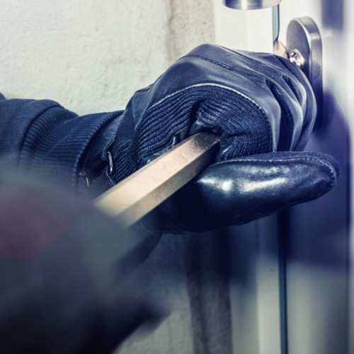 Hoț prins la Târgu-Neamț după ce a furat scule dintr-o magazie