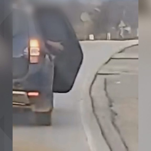 Tânăr de 20 de ani transportat la spital după ce s-a aruncat dintr-o mașină în mers