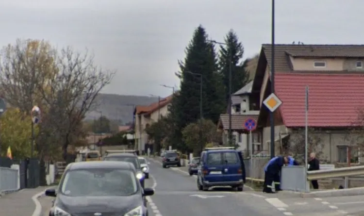 Trotuarele ocupate de mașini pe Valea Seacă pun în pericol siguranța pietonilor