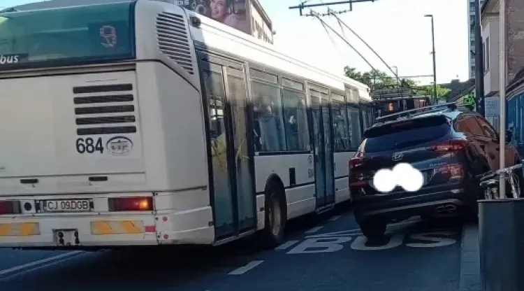 Locuitorii din Borhanci reclamă parcarea ilegală în stația de autobuz de pe strada Borhanciului