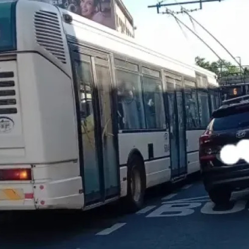 Locuitorii din Borhanci reclamă parcarea ilegală în stația de autobuz de pe strada Borhanciului