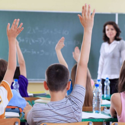 Profesorii titularizați în zone defavorizate vor primi o primă de instalare echivalentă cu 5 salarii minime pe țară de la anul viitor