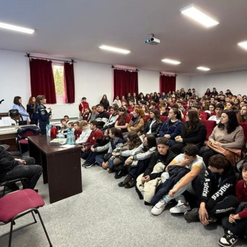 Elevii din Vrancea au participat la proiectul „Dincolo de aparențe” despre consecințele alegerilor greșite