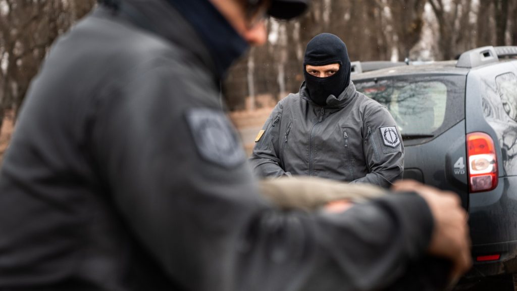 Trei bărbați reținuți pentru furt de unelte și segmente de gard în Mioveni