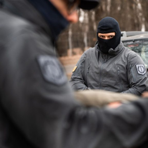 Trei bărbați reținuți pentru furt de unelte și segmente de gard în Mioveni