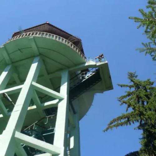 Femeie găsită în stop cardio-respirator la baza turnului din Cluj