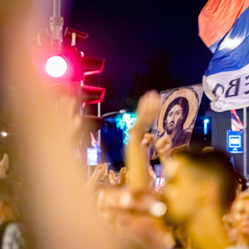 Mii de protestatari cer anularea legii privind transformarea fostului sediu militar din Belgrad