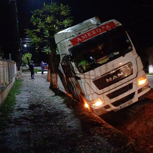 Camion în șanț pe DN 29B în urma unui accident rutier la Brăești