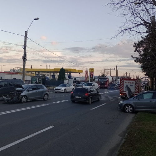 Două autoturisme implicate într-un accident pe bulevardul General Nicolae Dăscălescu din Piatra-Neamț