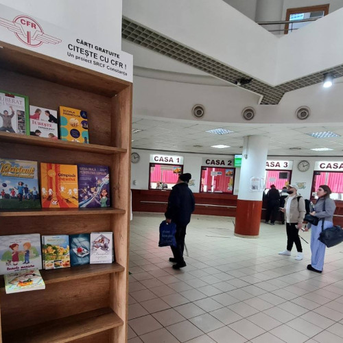 Călătorii din Gara Constanța pot citi cărți de actualitate pe rafturile bibliotecii