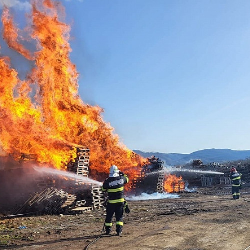 Depozit de materiale de construcții din Orașu Nou distrus de un incendiu