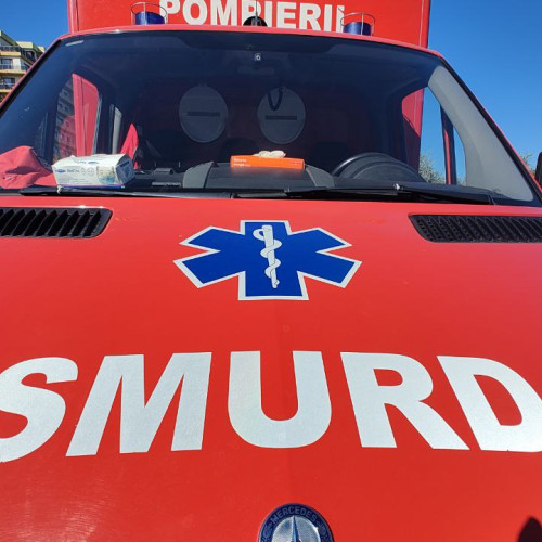 Accident între un autoturism și un autobuz, două persoane rănite