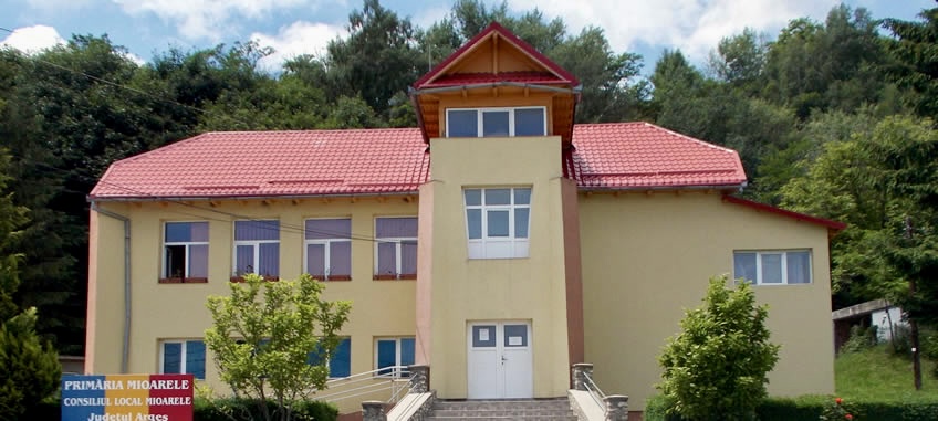 Proprietarii din Mioarele primesc gratuit noile cărți funciare în cadrul unui program național