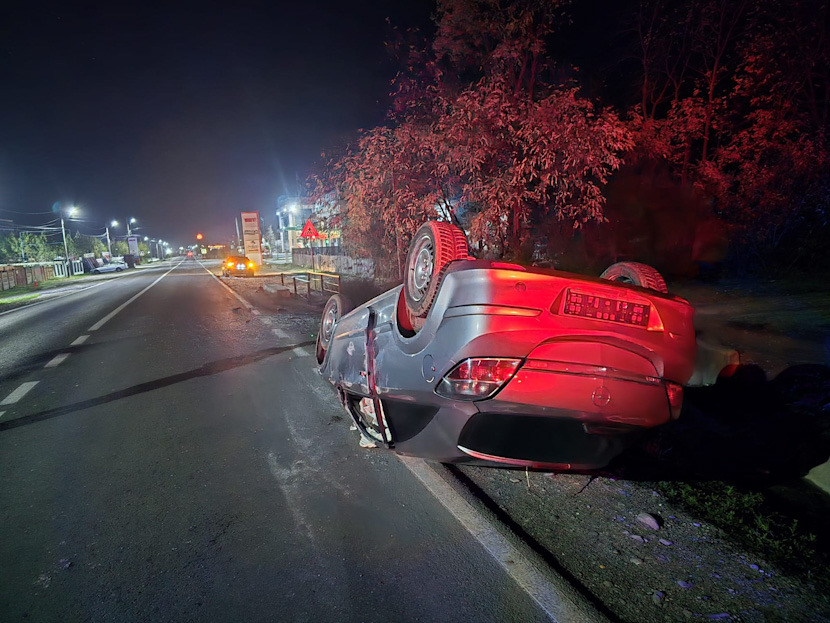 Un autoturism s-a răsturnat noaptea trecută pe DN 64 în Băbeni, Vâlcea