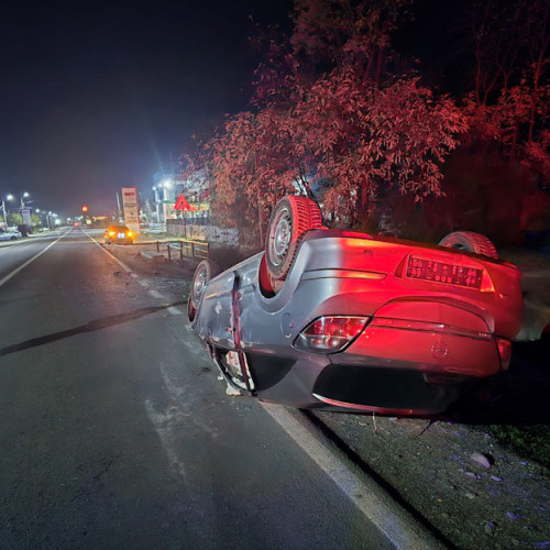 Un autoturism s-a răsturnat noaptea trecută pe DN 64 în Băbeni, Vâlcea