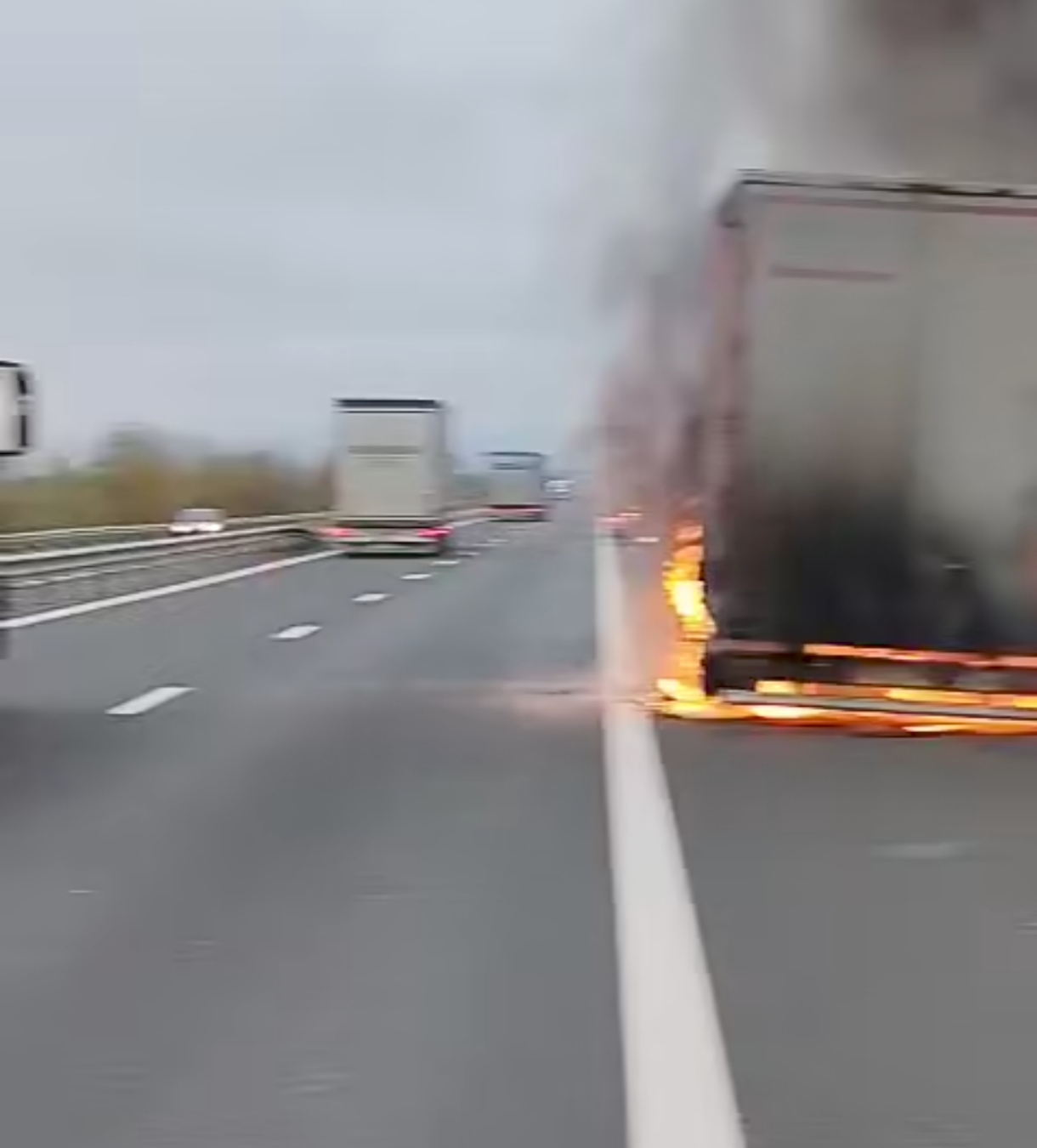Incendiu la o remorcă pe autostrada A1 între Orăștie și Deva, lichidat de pompieri