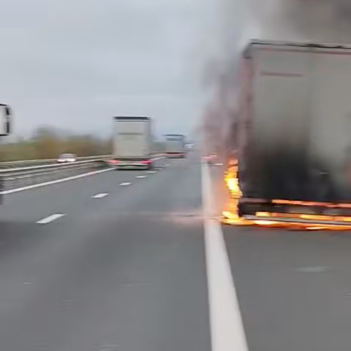 Incendiu la o remorcă pe autostrada A1 între Orăștie și Deva, lichidat de pompieri