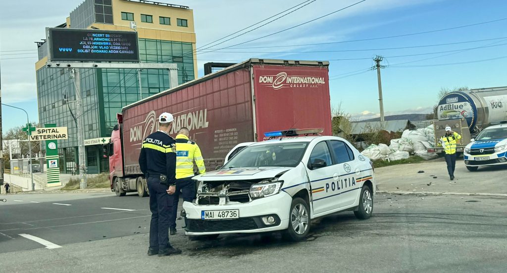 Accident între o mașină de poliție și un camion la Vama Pitești